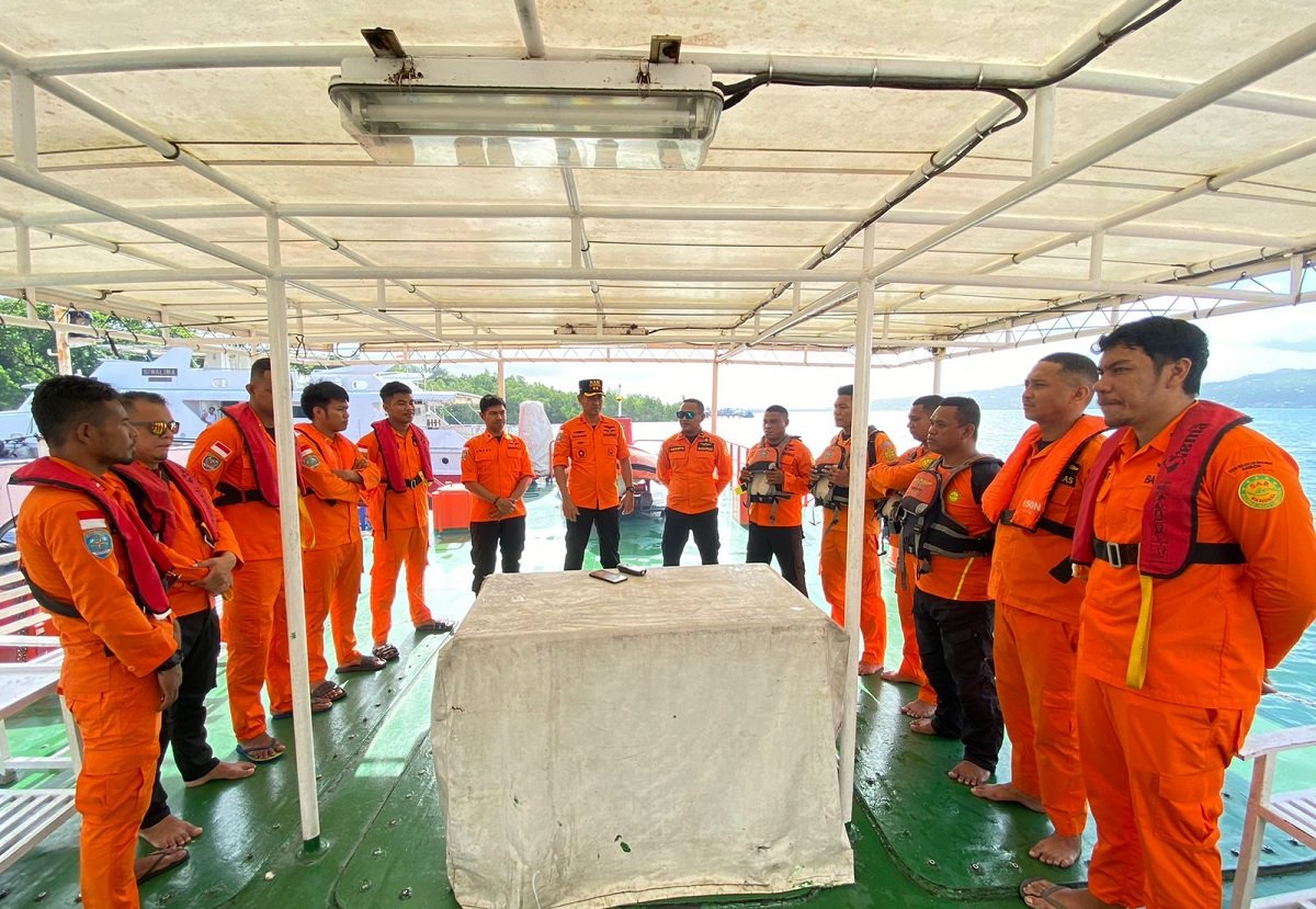Personil Tim SAR Ambon melaklukan persiapan menuju perairan Pulau Gorom