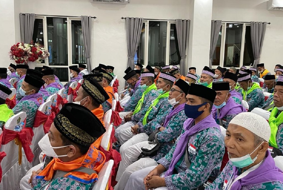 Ratusan jemaah calon haji asal Maluku tahun 2022, saat mengikuti acara pelepasan di Asrama Waiheru, Ambon, Rabu (23/6/2022) (Forto: beritabeta.com)