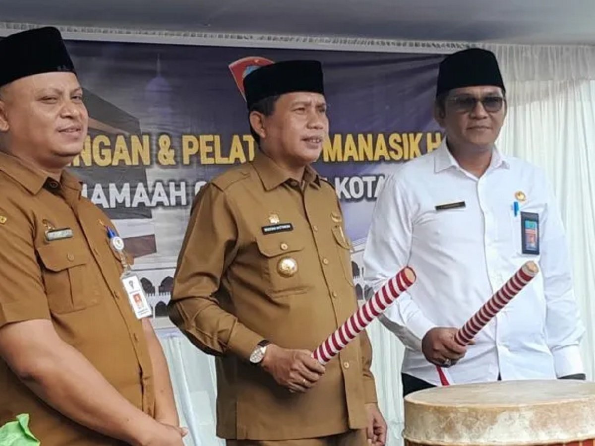 Penjabat Wali Kota Ambon Bodewin Wattimena membuka bimbingan manasik haji yang diikuti 314 calon haji di Kota Ambon, Provinsi Maluku, Selasa (6/6/2023).