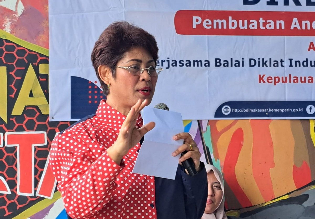 Anggota DPR RI Dapil Maluku, Mercy Chriesty Barends saat membuka Diklat  Aneka Olahan Ikan di Kabupaten Kepulauan Aru