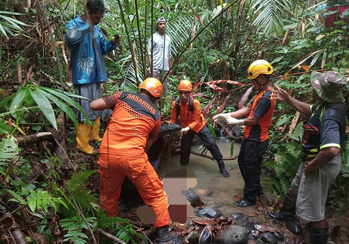 Tim SAR melakukan evakuasi terhadap korban Helmina Timisela (75) yang ditemukan sudah tidak bernyawa di hutan Desa Negeri Lama, pada Minggu (4/6/2023). (Foto : Humas SAR Ambon)