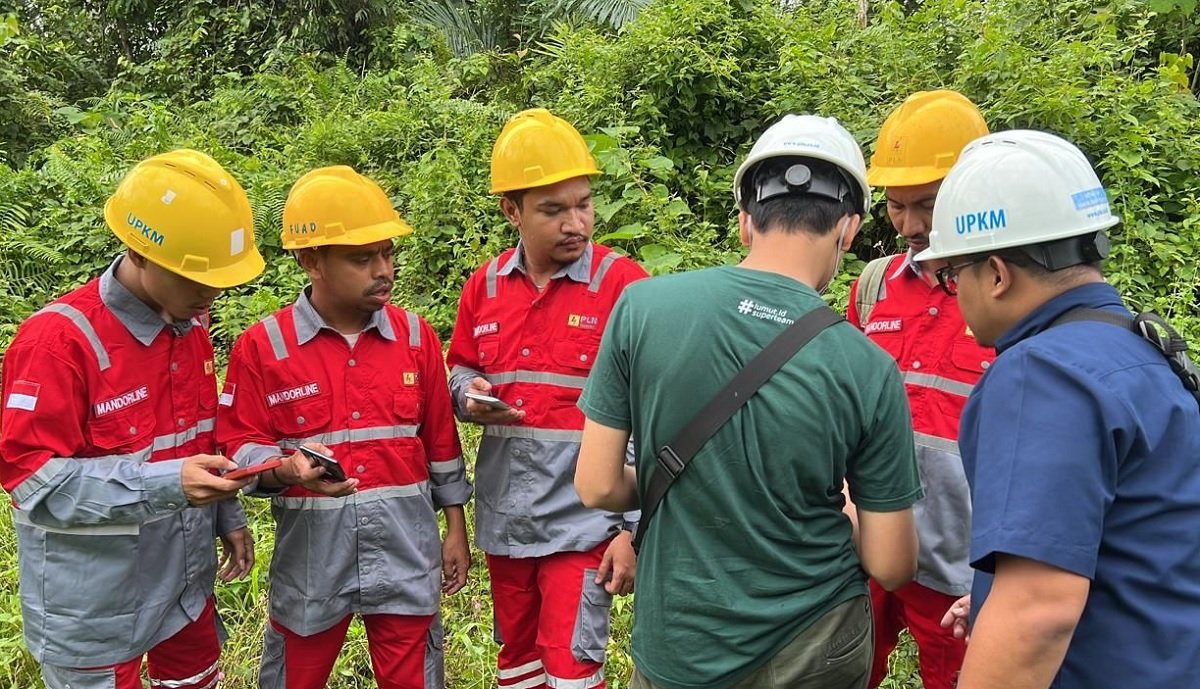 Petugas PLN saat mengikuti pelatihan dengan menggunakan aplikasi new Sistem Rute Inspeksi Transmisi (Srintami) di kantor Unit Pelaksana Pembangkitan (UPK).