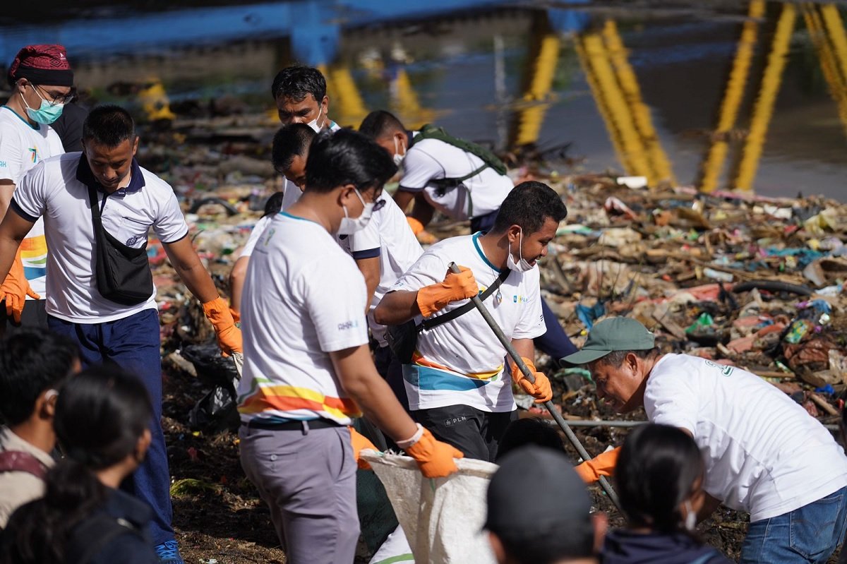 Aksi bersih-bersih pantai dilakukan relawan dalam progam Gerakan Melawan Sampah Plastik yang diterjunkan PLN Maluku -Maluku Utara