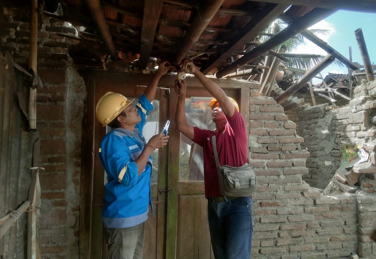 Petugas PLN melakukan perbaikan jaringan listrik di rumah warga terdampak gempa Bantul