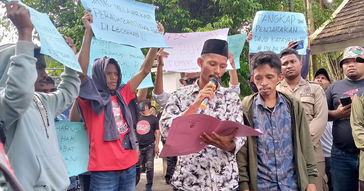 Aliansi Masyarakat Maluku Tenggara Menggugat saat menggelar aksi demo menyikapi kasus pelecehan seksual di Kantor Gubernur Maluku, Jumat (21/7/2023) (Foto : beritabeta.com)