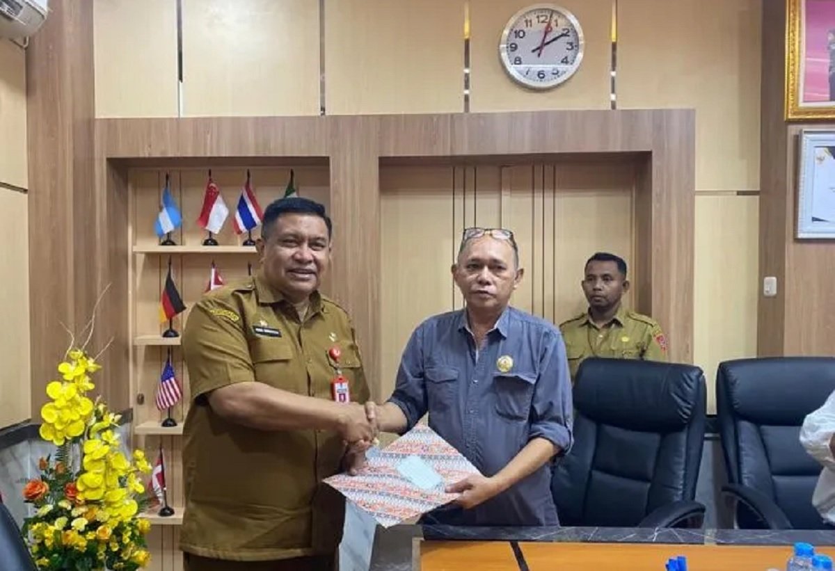 Ahli Waris Evan Renold Alfons menyerahkan sertifikat lahan kepada Sekretaris Kota (Sekkot) Ambon, Agus Ririmasse di Ambon, Selasa (4/7/2023).