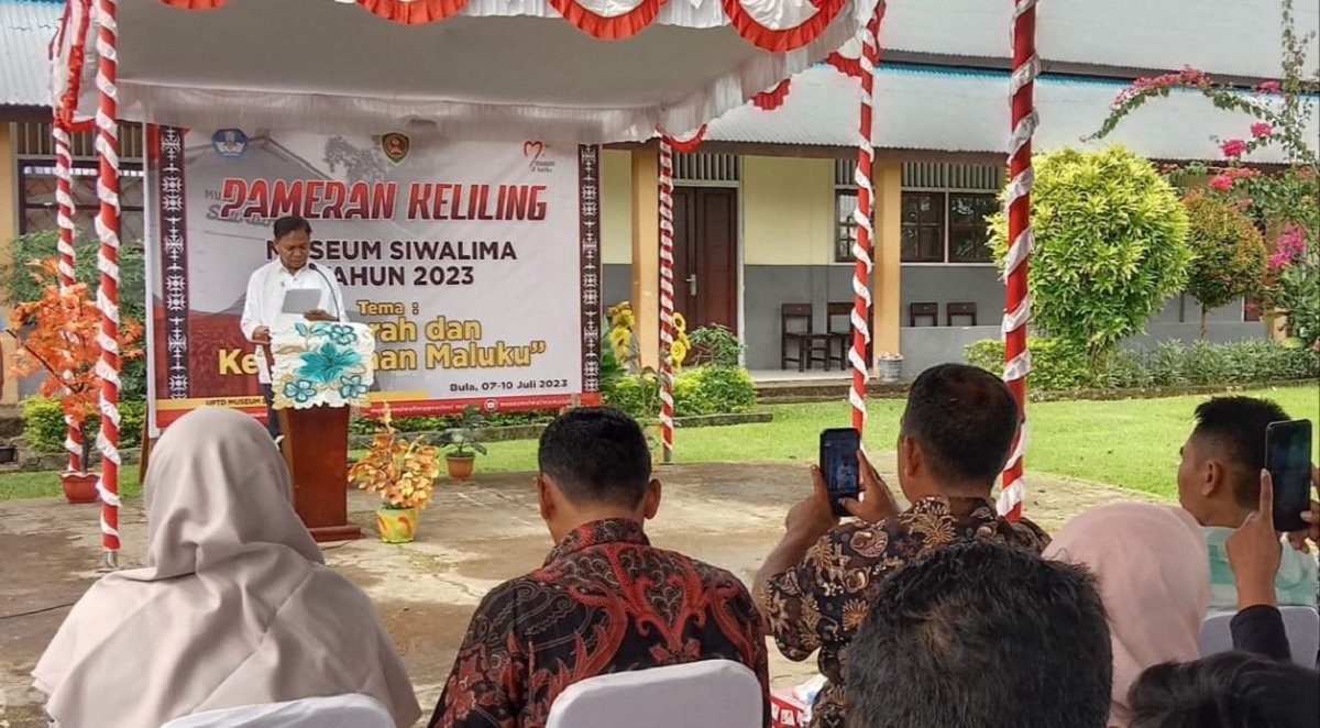 Wakil Bupati  Kabupaten Seram Bagian Timur Idris Rumalutur saat memberikan  sambutan pada pameran yang digelar di SMA Negeri 1 Bula, Jumat (07/07/2023).