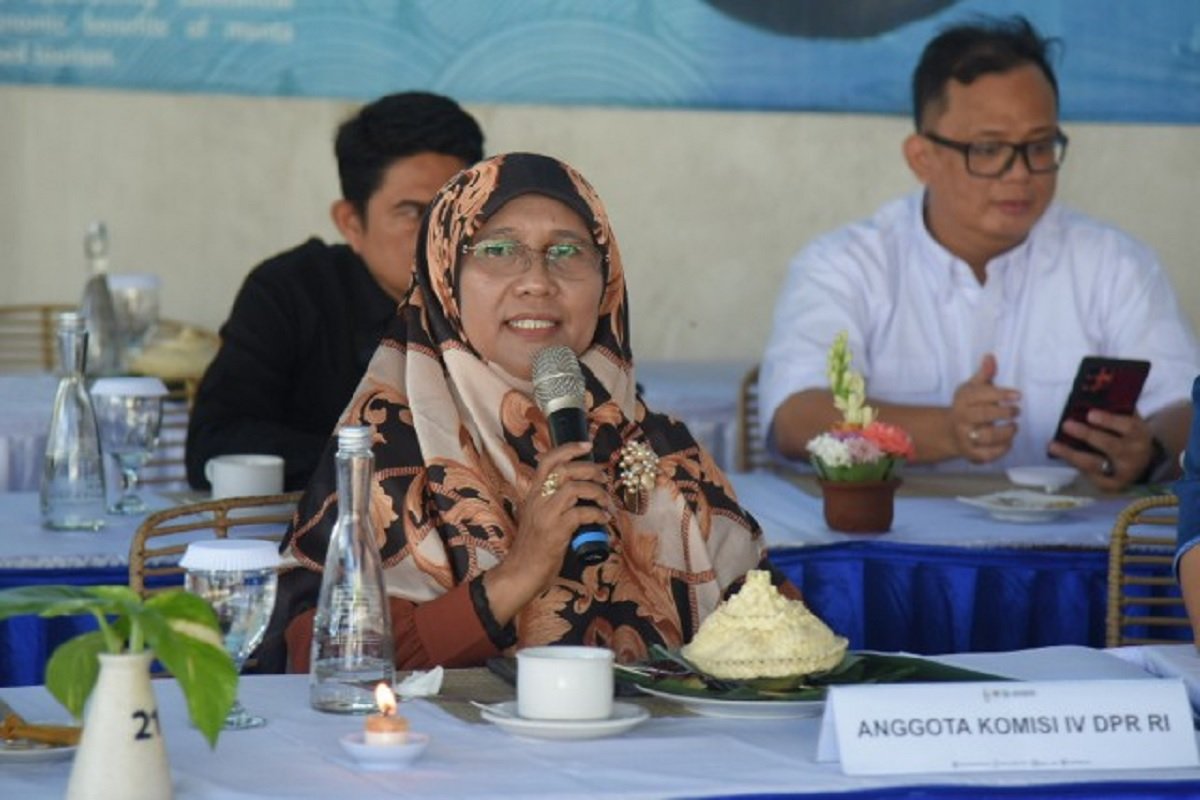 Anggota Komisi IV DPR RI Saadiah Uluputty saat mengikuti kunjungan kerja Spesifik Komisi IV DPR RI ke Depansar, Bali, Selasa (18/7/2013).