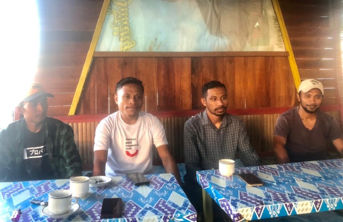 Pihak keluarga Ahmad Fauzi Saflut saat menggelar jumpa pers menuntut Wakil Ketua DPRD SBT untuk diberi sanksi atas aksi yang dilakukan terhadap Ahmad Fauzi Saflut