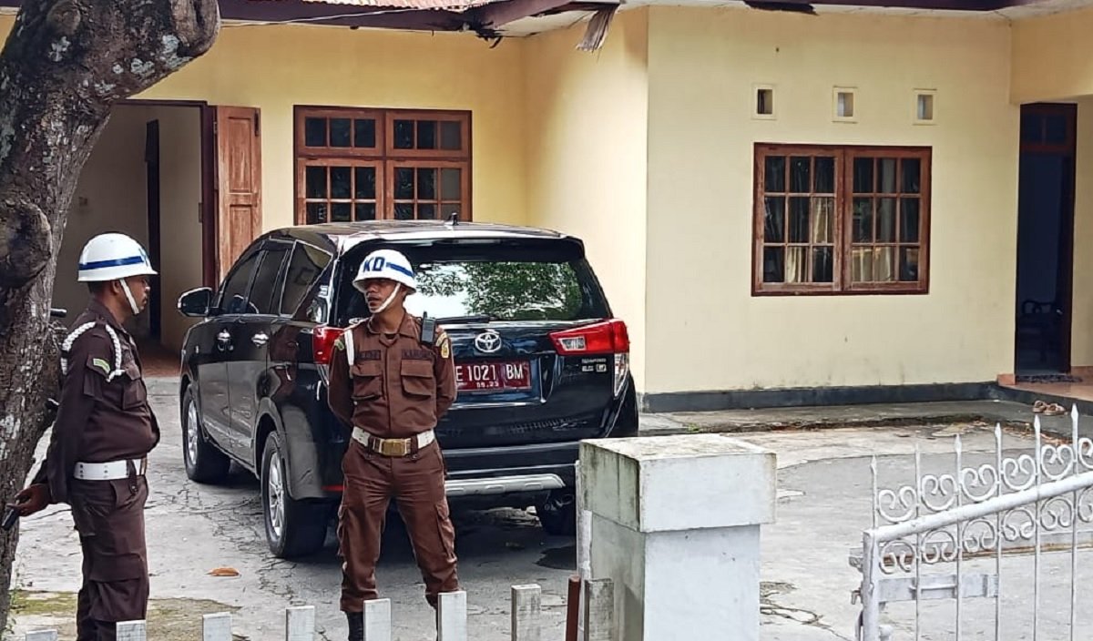 Tim penyidik Kejaksaan Negeri (Kejari) Maluku Tengah (Malteng)  saat berada di rumah dinas Askam Tuasikal, Jalan Pattimura, RT 10 Kelurahan Namaelo, Kecamatan Kota Masohi.