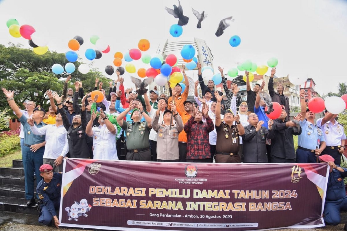 Deklarasi Pemilu Damai di Maluku ditandai dengan melepas balon dan burung merpati di kawasan Gong Perdamaian Dunia, Kota Ambon, Rabu (30/8/2023)