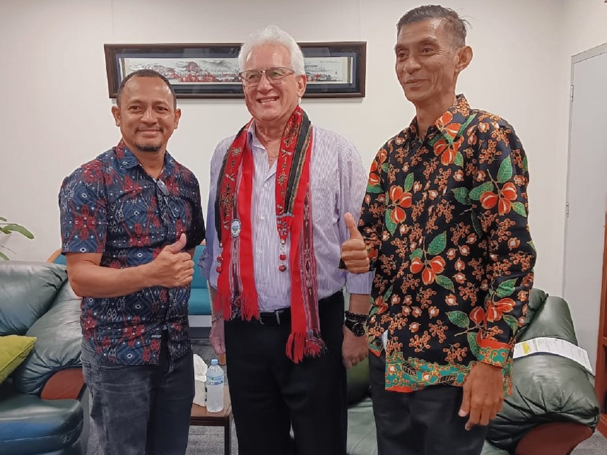 Ketua Nico Tulalessy dan Coordinator Tourism Developmen ASC, Ceisar Riupassa, saat bertemu dengan Wali Kota Darwin Lord  Mayor  Von  Vatskalits di Kantor Wali Kota Darwin, Australia (Foto : Istimewa)