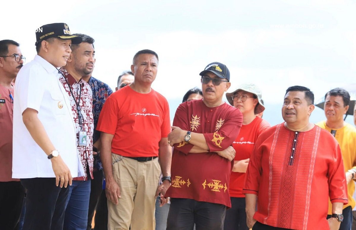 Penjabat (Pj) Walikota Ambon Bodewin M. Wattimena didampingi Sekretaris Kota (Sekkot) Agus Ririmasse, serta para pimpinan Organisasi Perangkat Daerah (OPD) saat melakukan kunjungan ke lokasi pasar tersebut pada Jumat (11/08/2023).