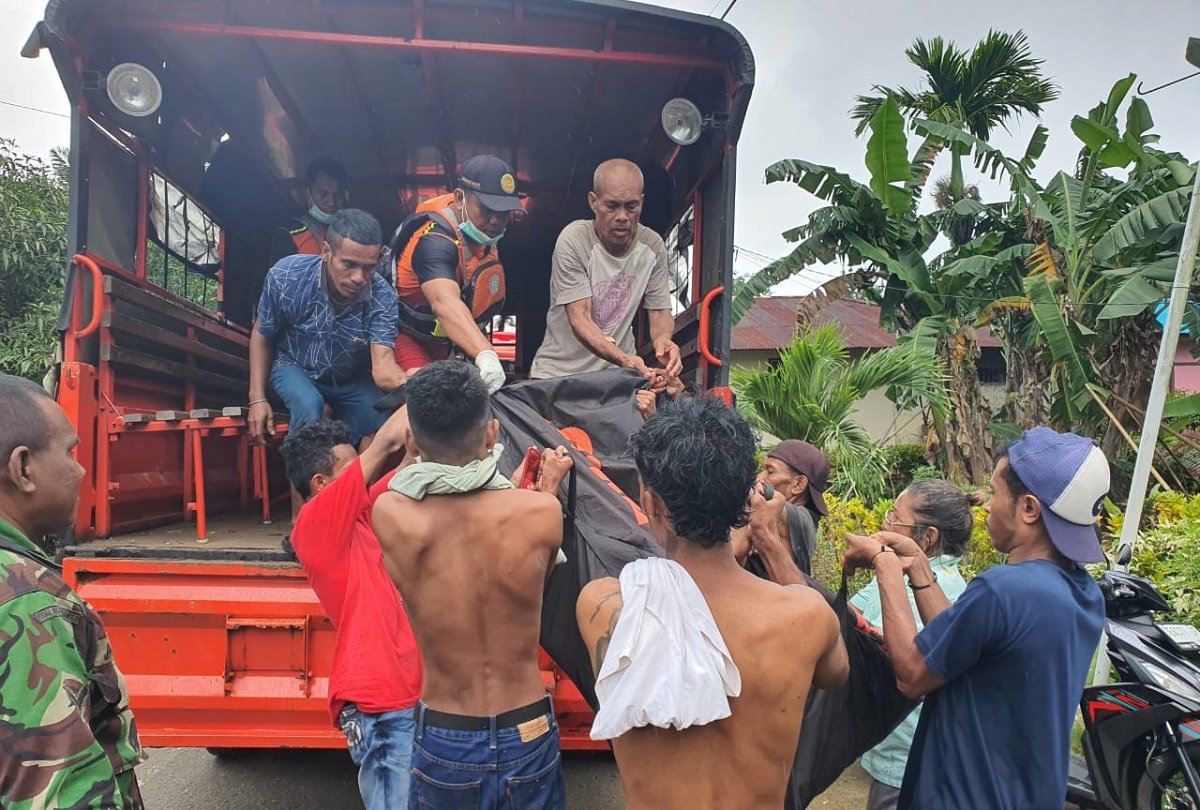 Tim SAR bersama warga melakukan evakuasi terhadap korban Ferni Patty (23) yang jatuh dari tebing di tepi pantai pada Sabtu 29 Juli 2023 (Foto : Humas Basarnas Ambon)