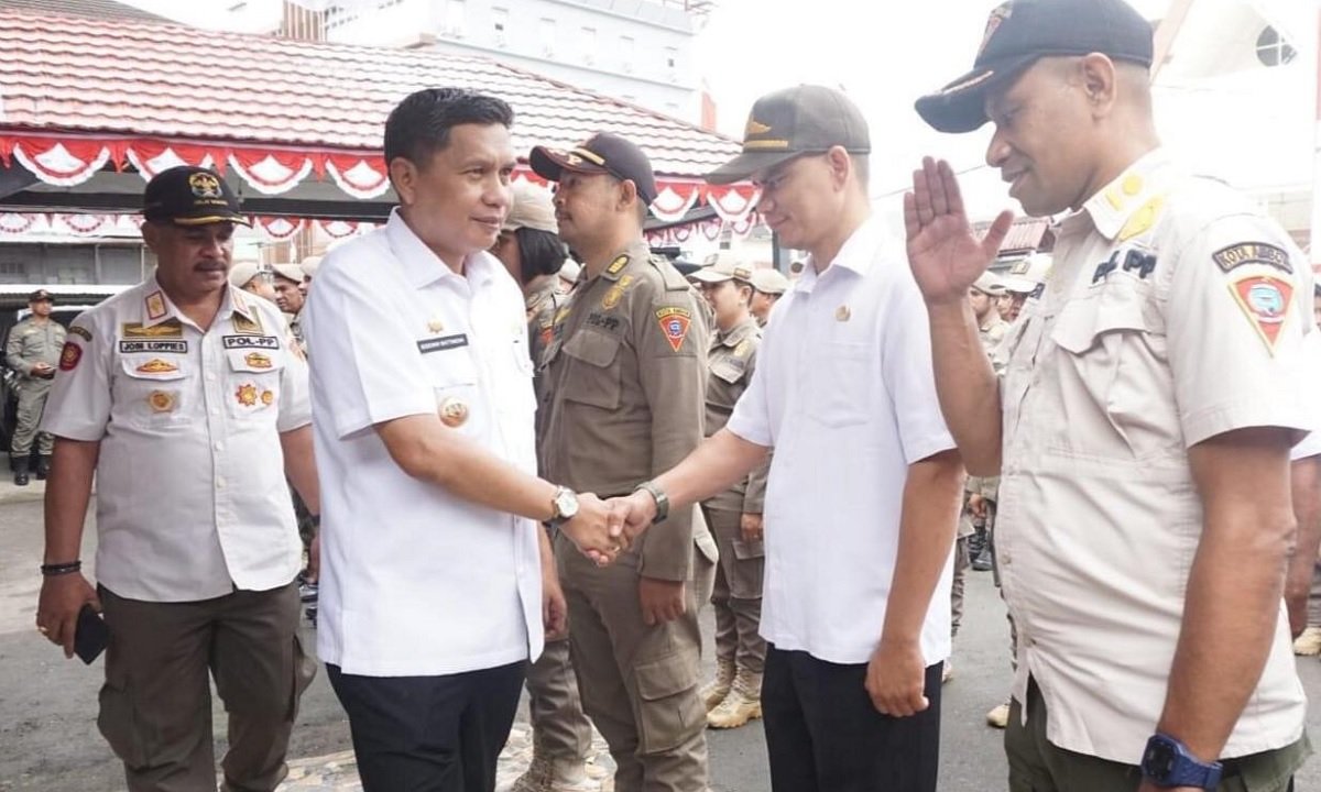 Penjabat Wali Kota Ambon Bodewin M Wattimena saat memimpin apel di Kantor Satpol-PP, Rabu (09/08/2023).