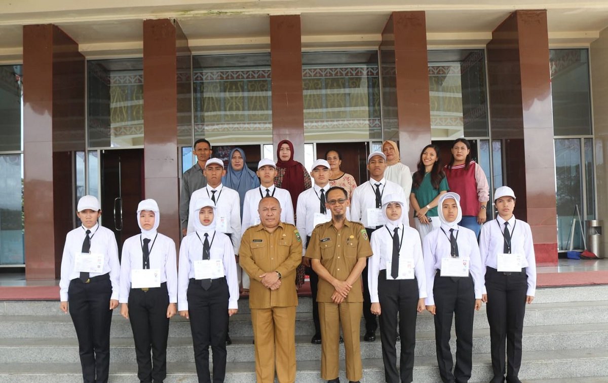 11 calon praja tahun 2023 dilepaskan secara resmi oleh Asisten III Sekretariat Daerah (Setda) Provinsi Maluku Pieterson Rangkoratat untuk berangkat ke Kampus Institut Pemerintahan Dalam Negeri (IPDN) Jatinangor, Bandung.