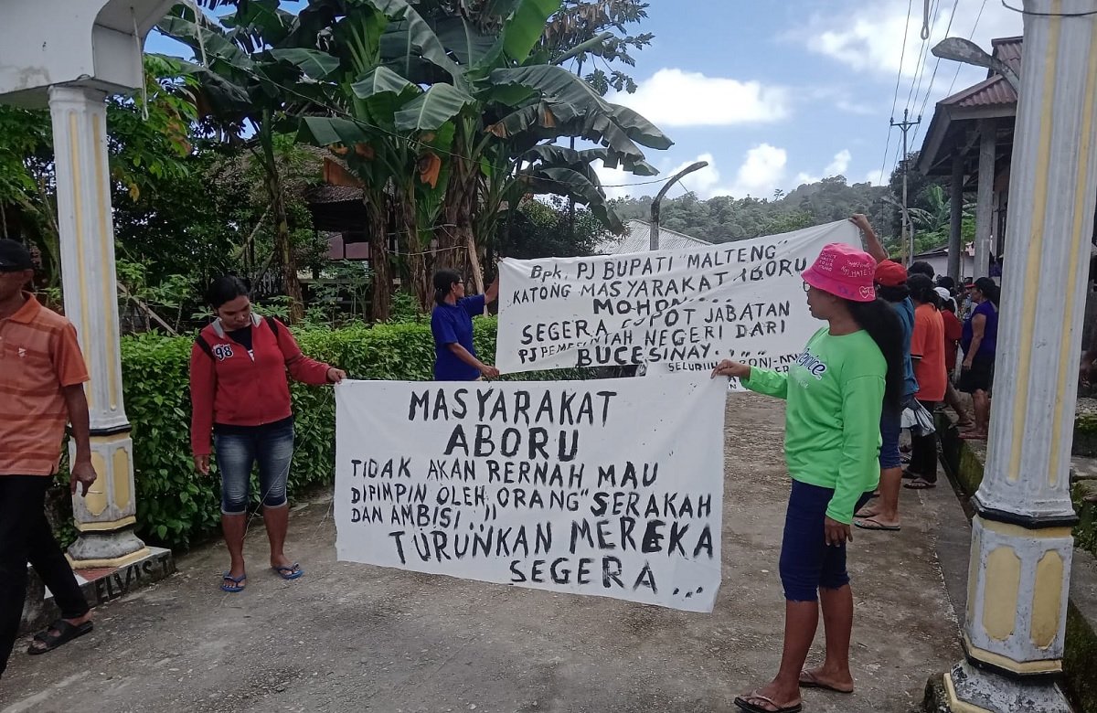 Warga Negeri Aboru Kecamatan Pulau Haruku menggelar aksi demo mendesak Pj Bupati Malteng mencopot Pj KPN Aboru, Minggu (6/7/2023)