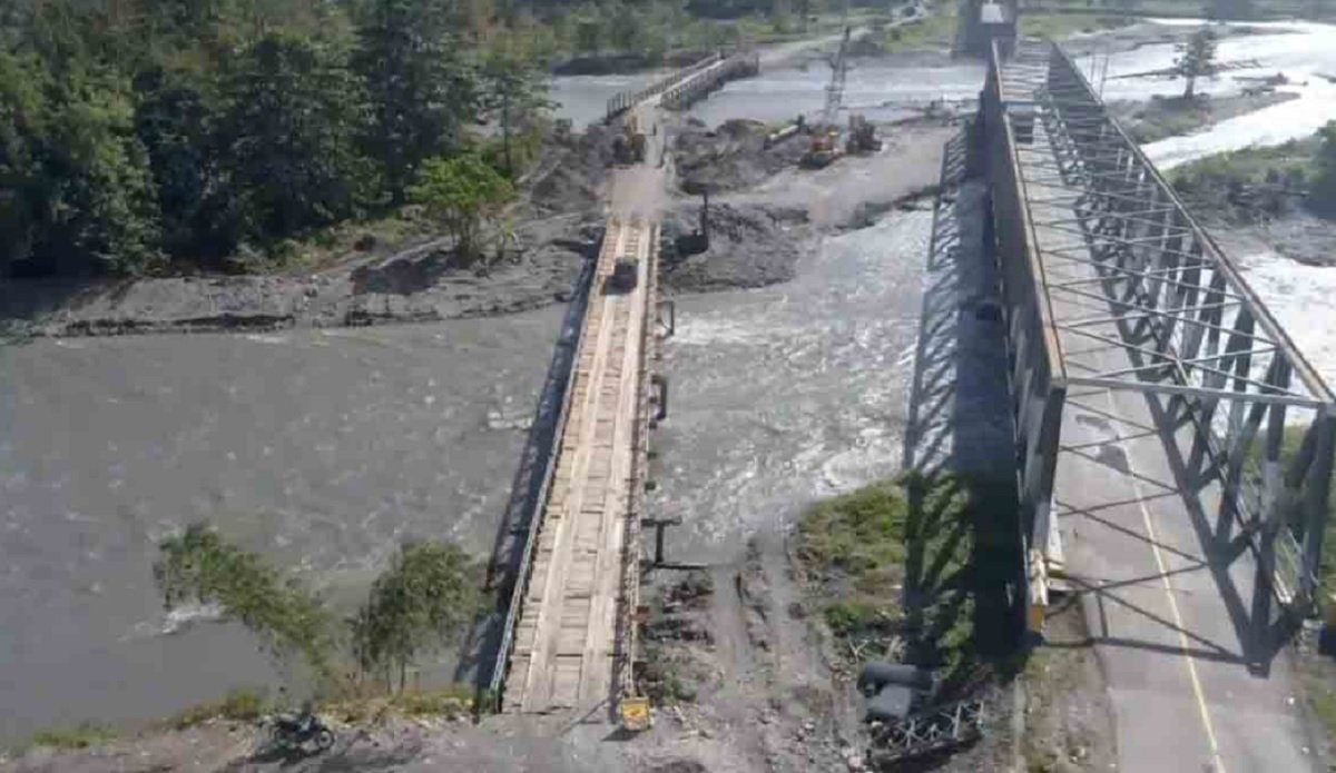 Kondisi jembatan darurat  wae Kawanuwa yang telah rampung dibangun