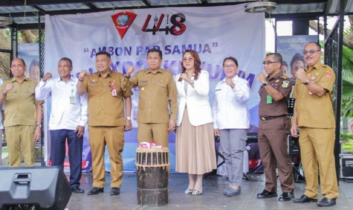 Penjabat Walikota Ambon Bodewin M. Wattimena didampingi Sekkot Ambon saat membuka kegiatan kegiatan Mini Expo Industri Kecil Menengah dan Usaha Kecil Menengah (IKM-UKM) sebagai salah satu agenda perayaan Hari Ulang Tahun (HUT) Kota Ambon ke-448 tahun.