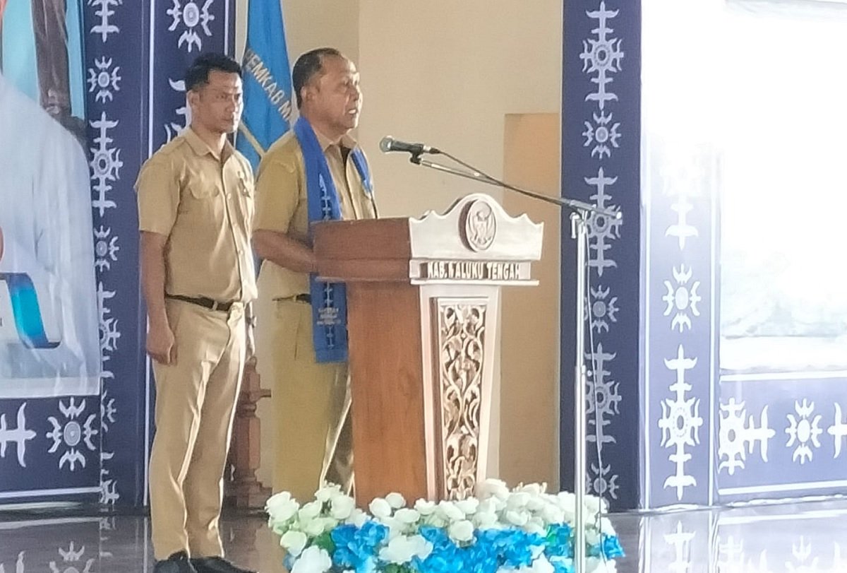 Penjabat (Pj) Bupati Maluku Tengah (Malteng), Rakib Sabubawa saat membuka  Rakerda PERPAMSI daerah Maluku yang berlangsung di Baileo Ir. Soekarno, Masohi pada Senin (18/09/2023).