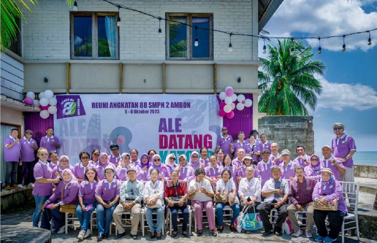 Foto bersama Alumni SMP Negeri 2 Ambon bersama mantan guru dalam Reuni Akbar