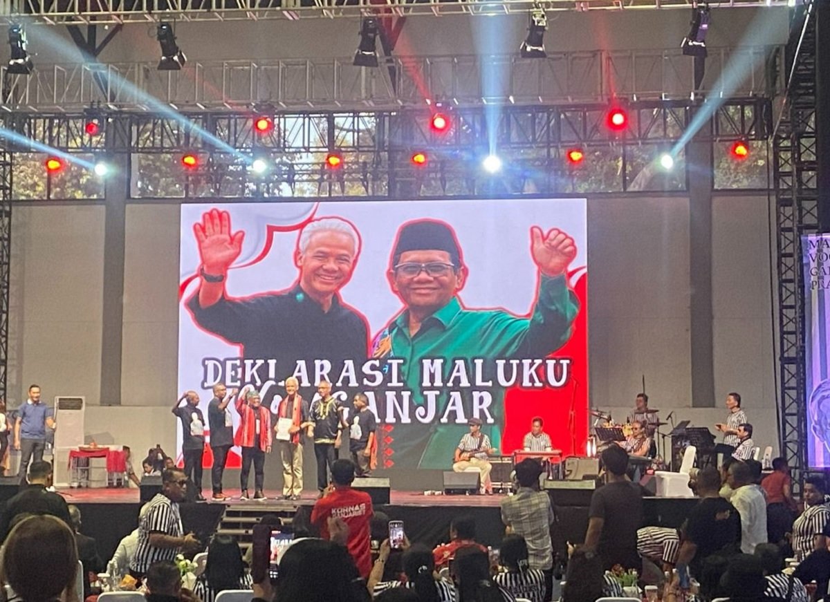 Bakal calon presiden Ganjar Pranowo saat  menerima dokumen Deklarasi Maluku Voor Ganjar di Jakarta, Minggu Ahad (29/10/2023).
