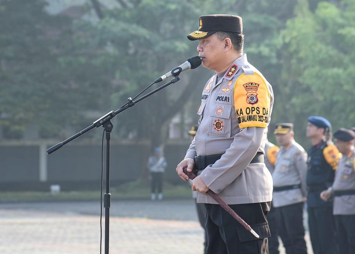 Kapolda Maluku Irjen Pol Drs. Lotharia Latif saat memimpin apel seluruh personel Polda Maluku yang dilaksanakan di lapangan Letkol Pol Chr Tahapary, Kota Ambon, Senin (30/10/2023).
