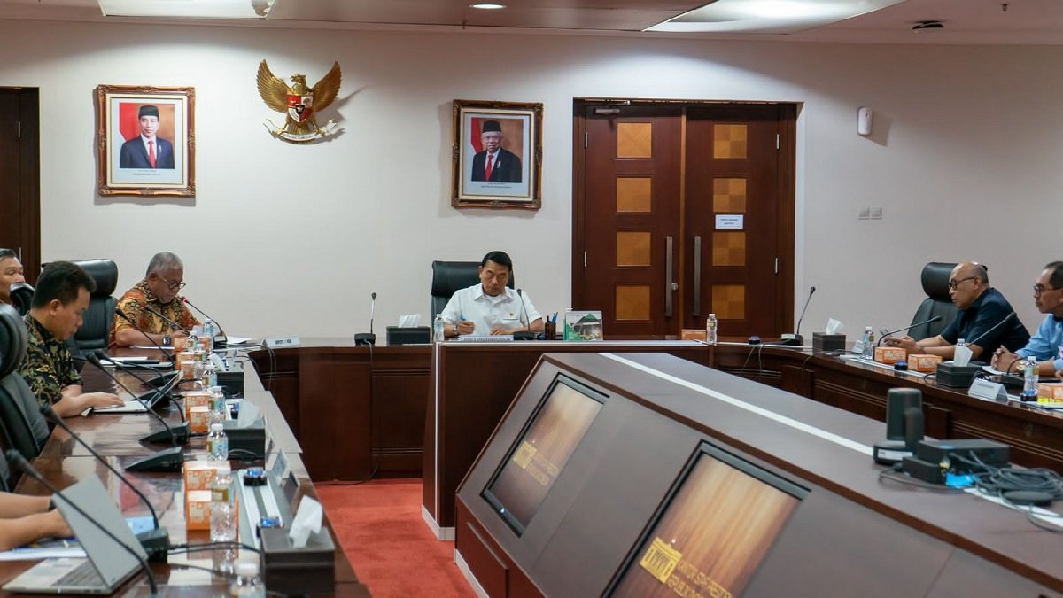 Rapat membahas masalah pengadaan lahan LNG di Pulau Nustual bersama Jamdatun, BPKP, KESDM dan SKK Migas di gedung Bina Graha Jakarta, Selasa (10/10/2023). 