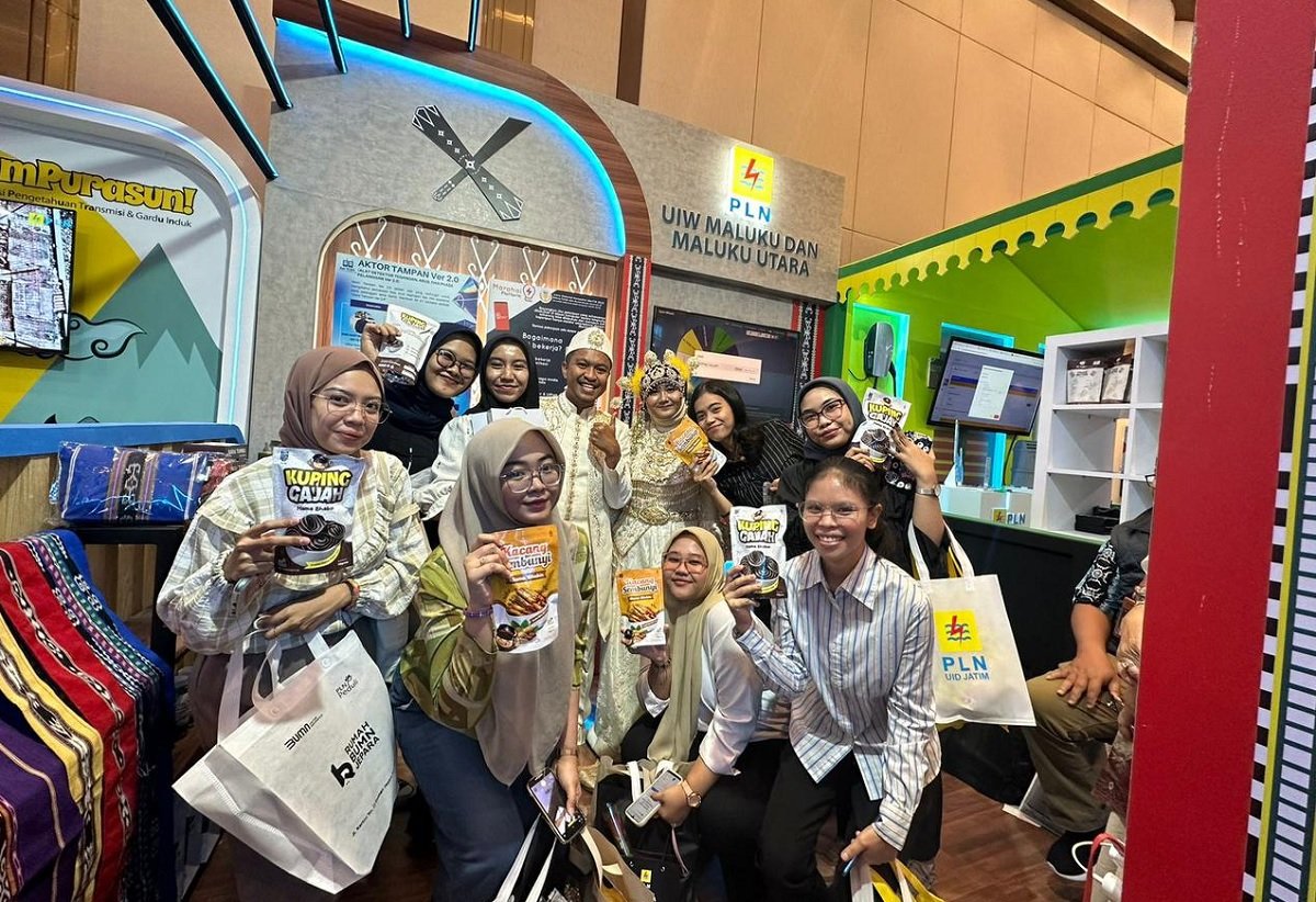 Foto bersama pengunjung booth PLN UIW MMU dari beberapa Unit PLN di Indonesia dengan memperlihatkan sovenir yang terdiri dari produk UMKM Jajanan Mama Bhabin