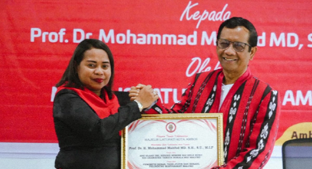 Menteri Koordinator Bidang Politik, Hukum, dan Keamanan (Menko Polhukam) Mahfud MD saat menerima gelar adat kehormatan di Ambon