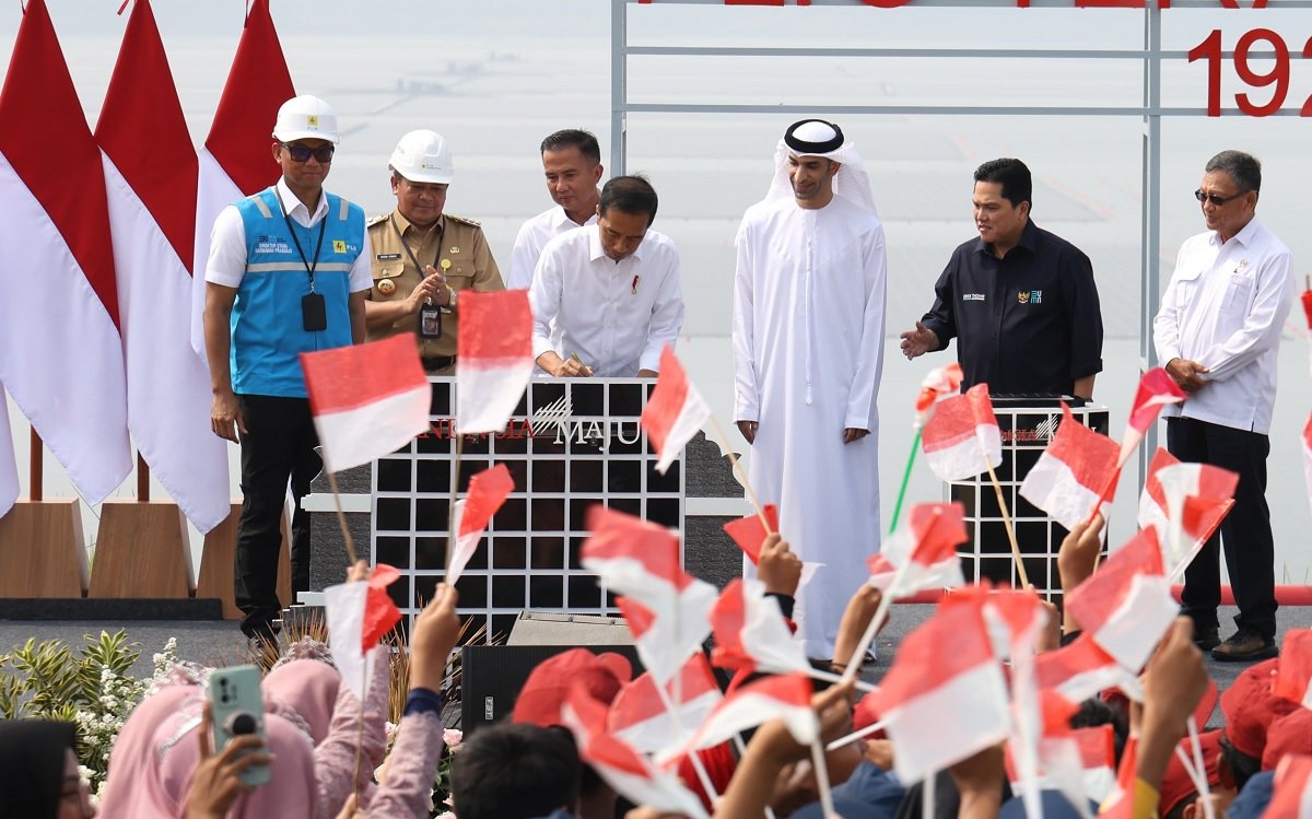 Presiden Joko Widodo didampingi Menteri Perdagangan Luar Negeri UEA  Thani bin Ahmed Al Zeyoudi saat meresmikan operasi Pembangkit Listrik Tenaga Surya (PLTS) Terapung Cirata yang berlokasi di Purwakarta, Jawa Barat pada Kamis (9/11/2023).