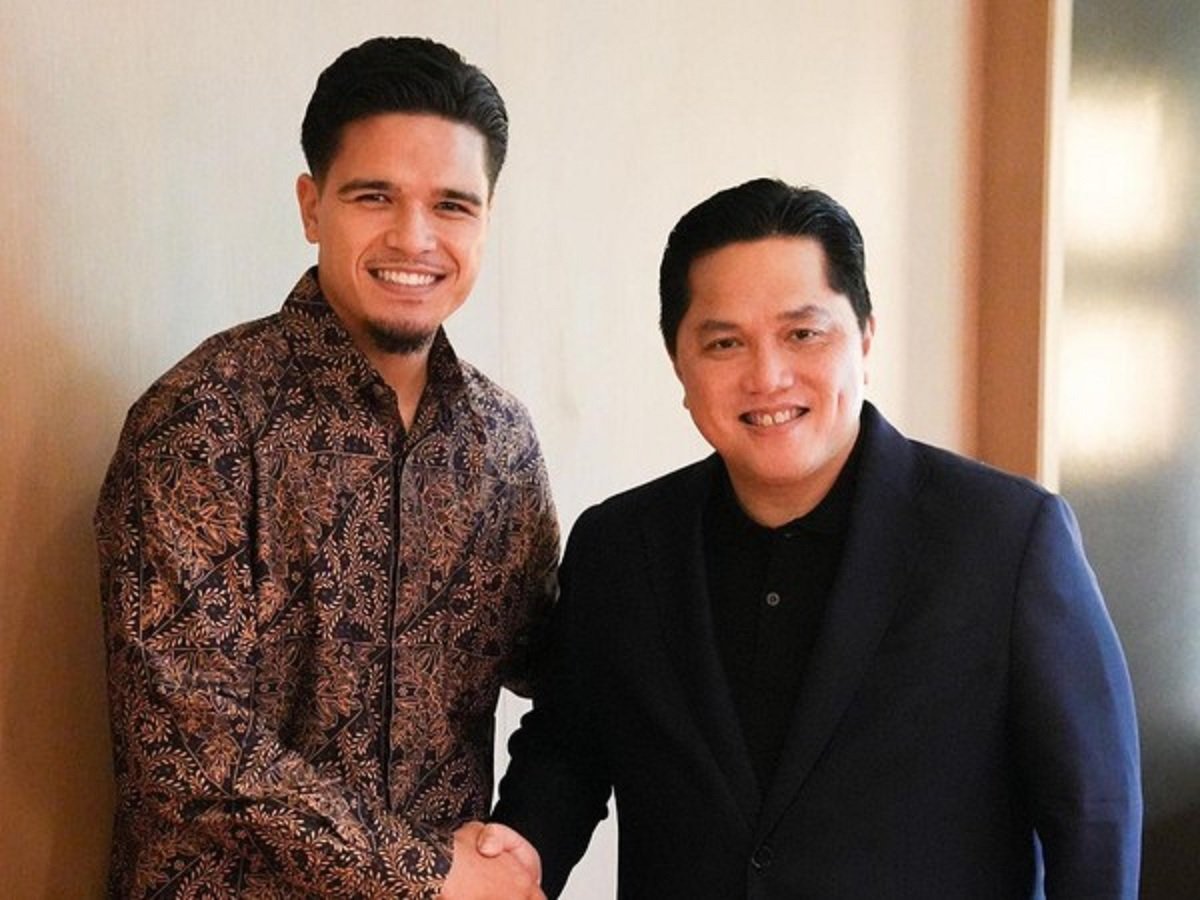 Ragnar Oratmangoen bersama Ketua Umum PSSI Erick Thohir saat berkunjung ke Indonesia