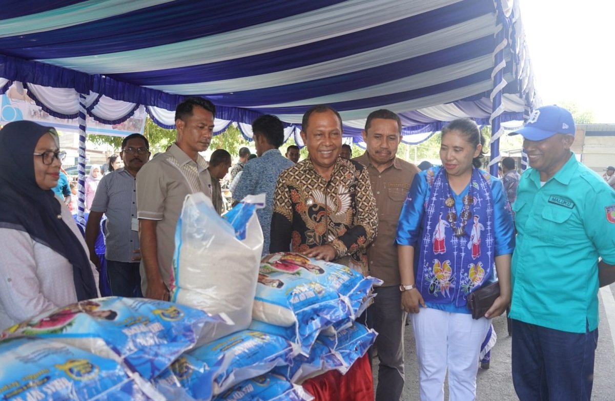 Penjabat Bupati Maluku Tengah, Rakib Sahubawa saat mengunjungi kegiatan Pangan Murah di Pasar Binaya Masohi, Jumat (18/11/2023).