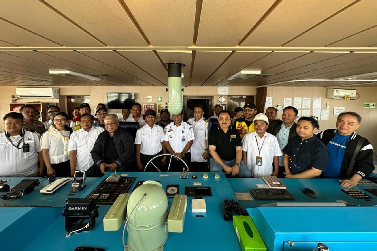 Caption Foto: Deputi I Kepala Staf Kepresidenan, Febry  Calvin Tetelepta (FCT), meninjau program tol laut di Pelabuhan Saumlaki, Kabupaten Kepulauan Tanimbar, Jumat (24/11)