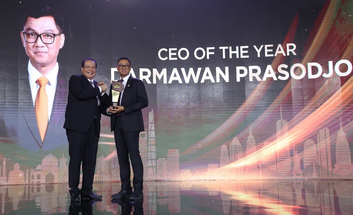 Direktur Utama PT PLN (Persero) Darmawan Prasodjo saat menerima penghargaan  dan dinobatkan sebagai CEO of The Year tahun 2023