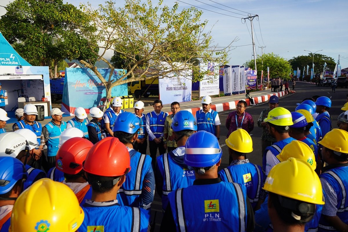 Arahan langsung dari General Manager PLN UIW MMU, Awat Tuhuloula kepada petugas teknik yang melakukan siaga Genset dilapangan dalam rangka Hari Nusantara 2023 di Pantai Tugulufa, Kota Tidore