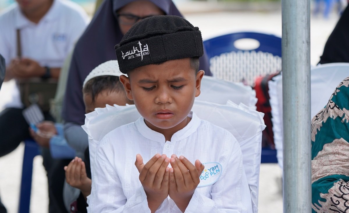Seoraang anak yang menjadi peserta khitanan massal Yayasan Baitul Maal (YBM) di Kabupaten Maluku Tengah, berdoa sebelum dikhitan (Foto; Humas PLN)