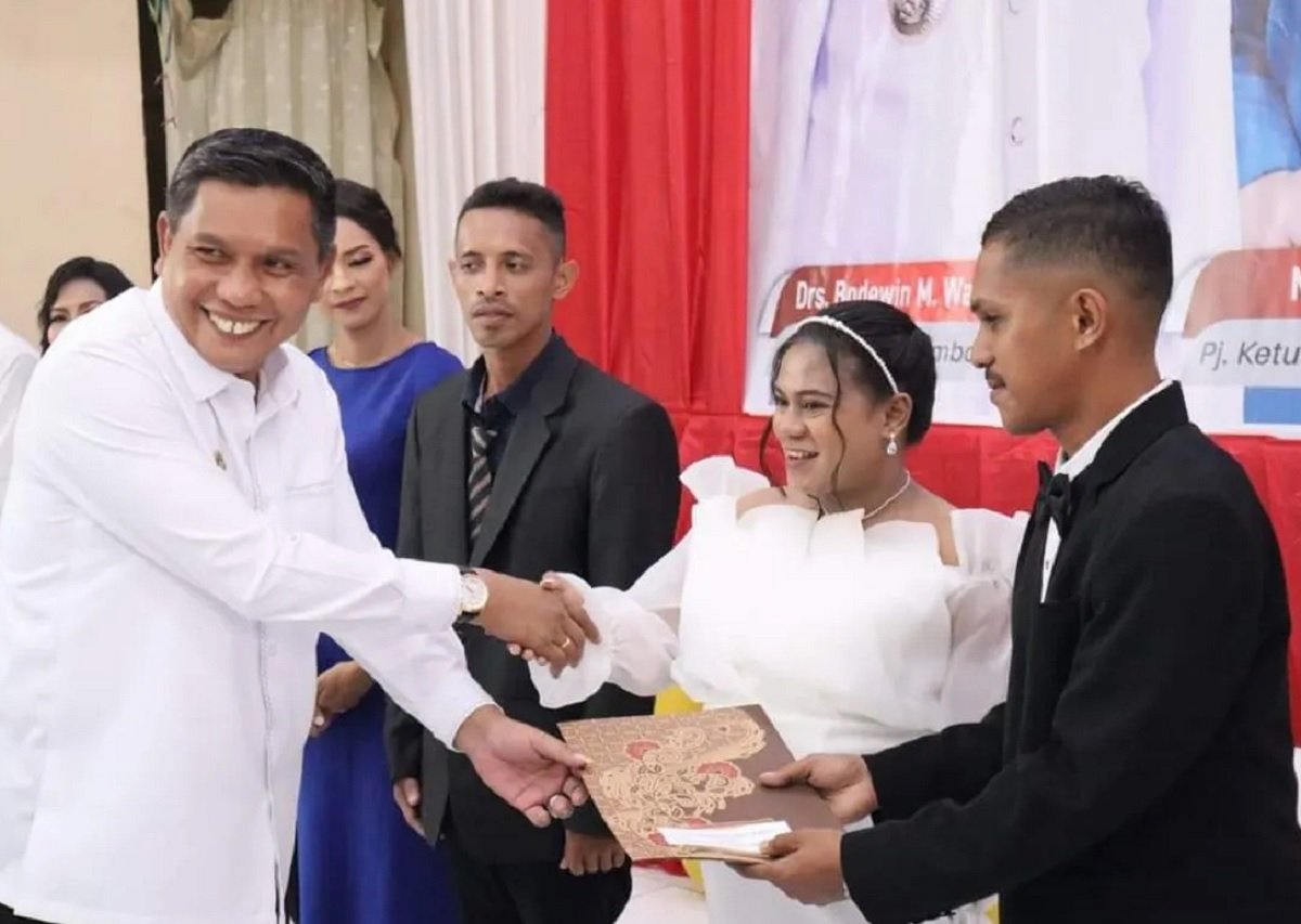 Penjabat Walikota Ambon Bodewin Wattimena saat manyalami puluhan pasangan suami istri yang ikut dalam program Nikah Massal Gratis (Foto ; Antara)