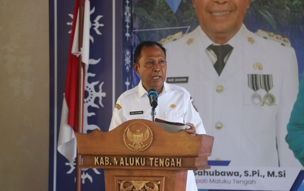 Penjabat Bupati Maluku Tengah, Rakib Sahubawa saat meresmikan Kecamatan Kepulauan Banda di Baileo Soekarno Masohi pada Rabu (24/01/2024). (Foto : beritabeta.com)