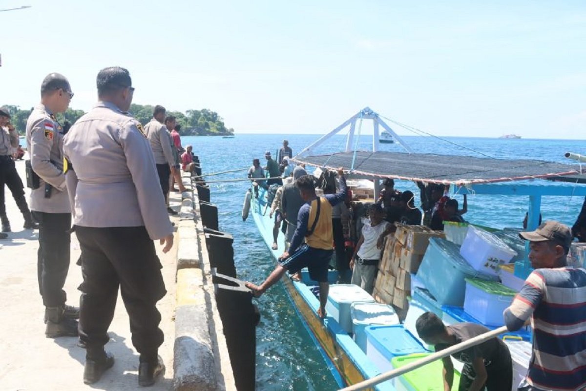 Pengawalan distribusi logistik Pemilu ke 14 kecamatan terluar di Kabupaten Maluku Barat Daya, Provinsi Maluku, Jumat (9/2/2024)