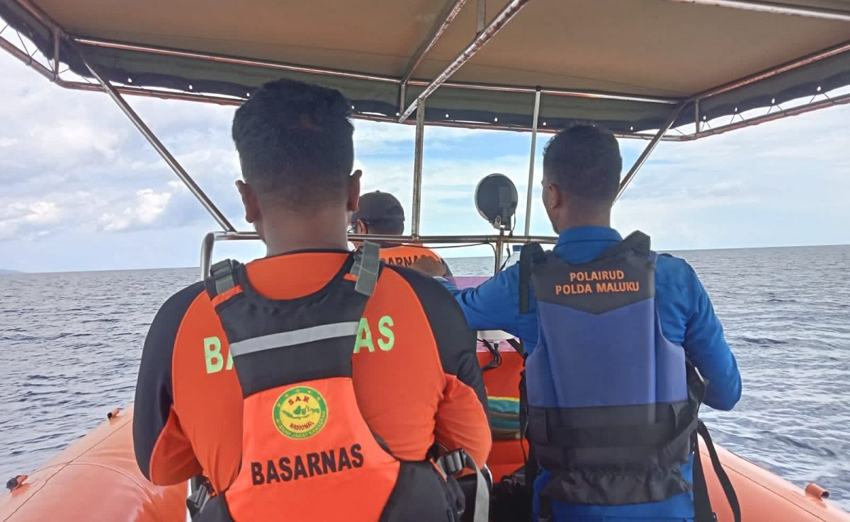 Tim SAR melakukan pencarian nelayan hilang di Pulau Gorom Kabupaten Seram Bagian Timur