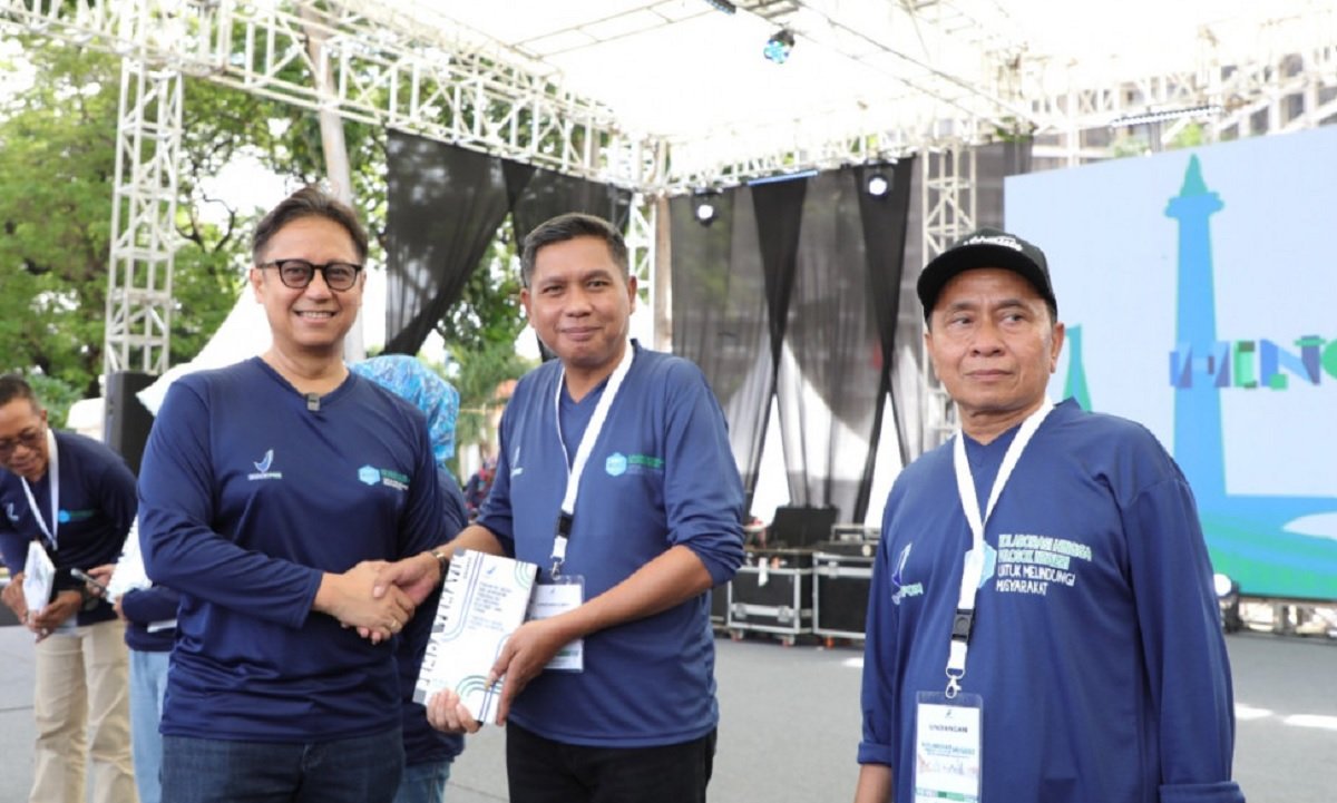 Pj. Wali Kota Ambon, Bodewin M. Wattimena.saat menerima penghargaan pada rangkaian kegiatan peringatan HUT Badan POM RI Tahun 2024, di Jakarta, Minggu (4/2/24).