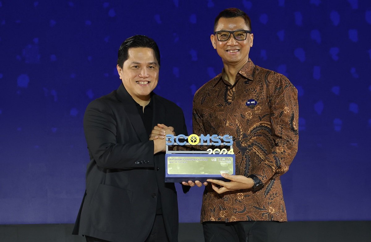 Direktur Utama (Dirut)  PT PLN (Persero) Darmawan Prasodjo saat menerima Penghargaan dari Menteri BUMN Erick Thohir di ajang UMN Corporate Communications and Sustainability Summit (BCOMSS) 2024.