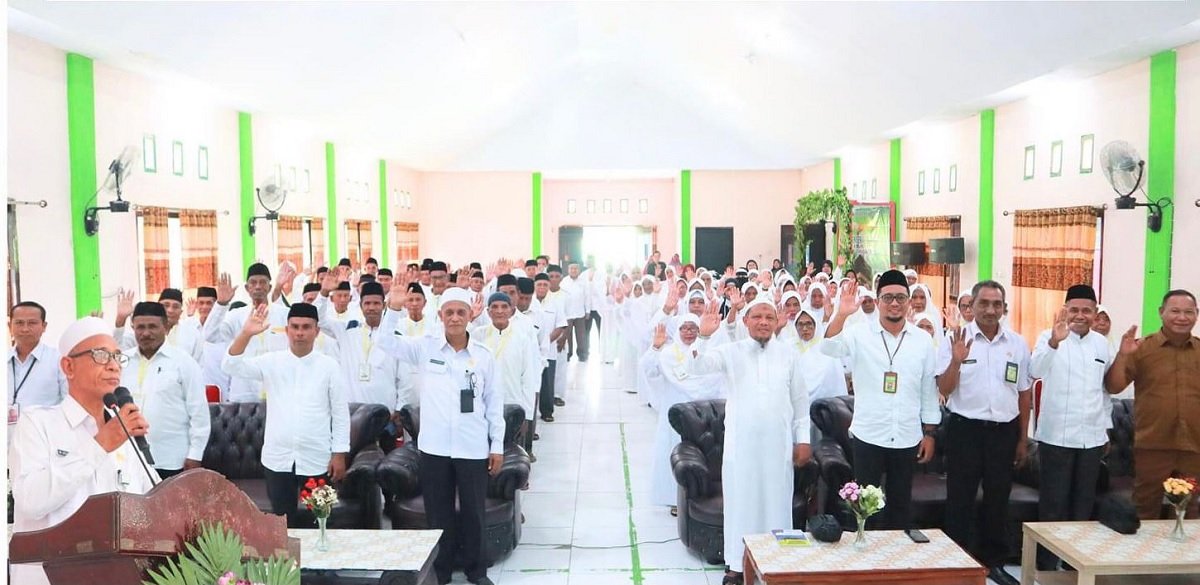 Jemaah Calon Haji (JCH) asal Kabupaten Seram Bagian Timur (SBT), Provinsi Maluku untuk musim haji 2024  mengikuti kegiatan manasik di Kota Bula, Rabu (27/3/2024)