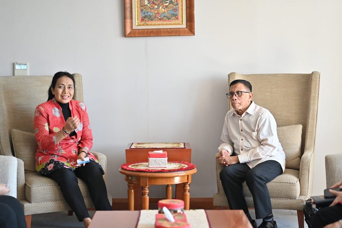 Menteri PPPA Bintang Puspayoga saat menerima Ketua Umum PWI Pusat Hendry Ch Bangun bersama sejumlah pengurus PWI pusat di kantor Kementerian PPPA di Jalan Medan Merdeka Barat, Gambir, Jakarta, Rabu (20/3).