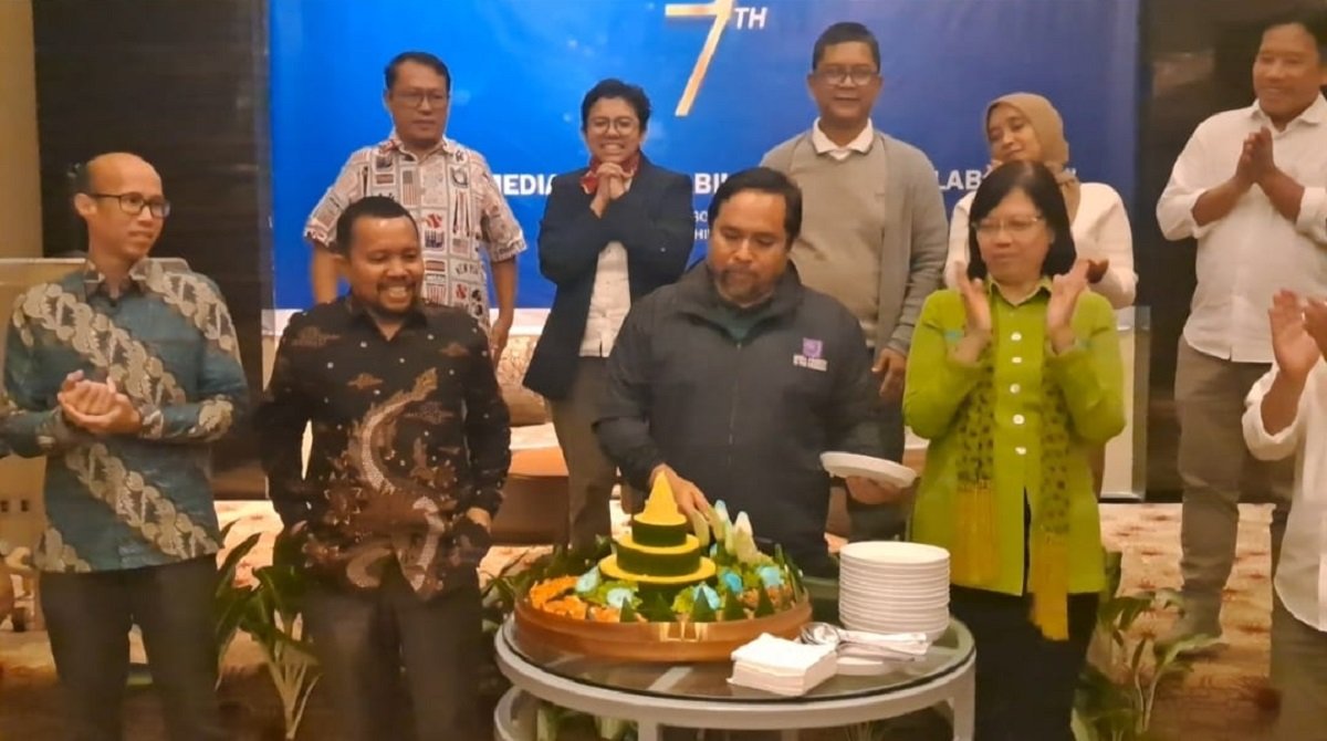 Acara peringatan tujuh tahun berdirinya Asosiasi Media Siber Indonesia (AMSI) digelar dengan pemotongan tumpeng di tengah anggota, pengurus dan seluruh pemangku kepentingan, di Hotel Aone, Jakarta, Selasa 30 April 2024.