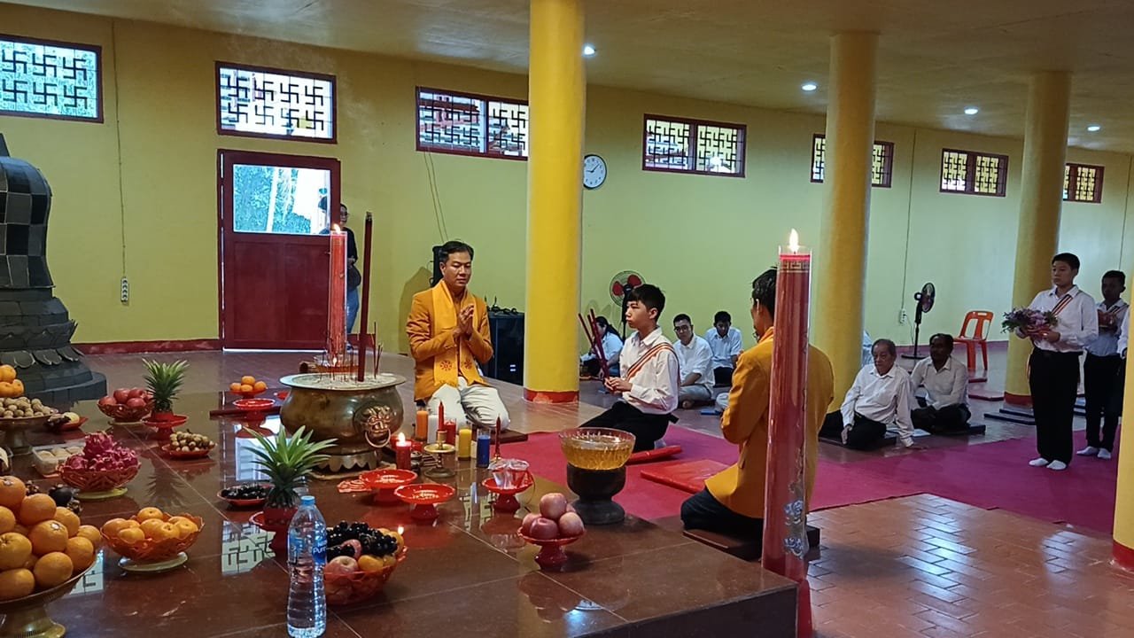 Umat Buddha di Kota Ambon, Provinsi Maluku menggelar ibadah perayaan Waisak 2568 Buddhis Era (BE) di Vihara Swarna Giri, Gunung Nona, Kamis (23/5/2024).