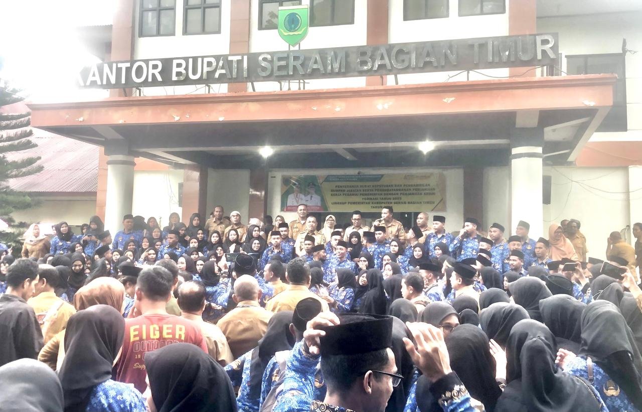 Ratusan PPPK melakukan foto bersama Bupati SBT Abdul Mukti Keliobas dan Pimpinan OPD usai penyerahan SK (foto : beritabeta.com)