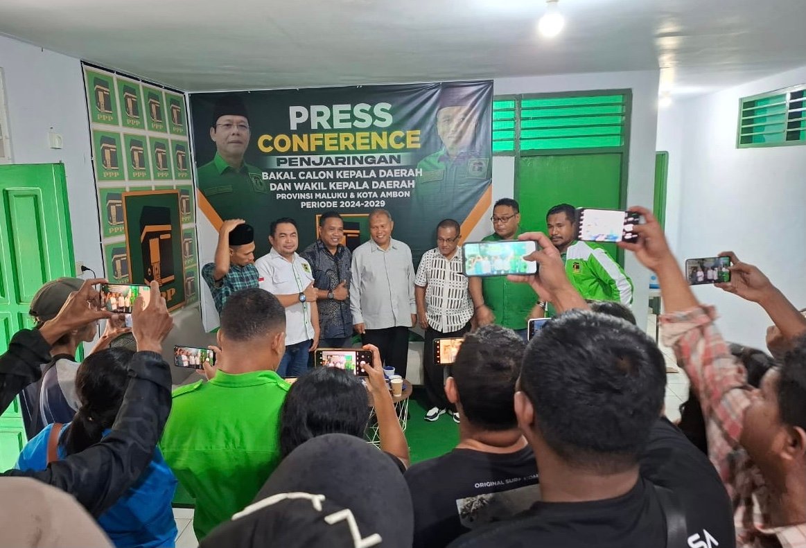 Balon Bupati SBT, Abdul Malik Kastella menyampaikan konfrensi pers usai mengikuti Fit and Proper Test di DPW PPP Maluku (foto : Istimewa)