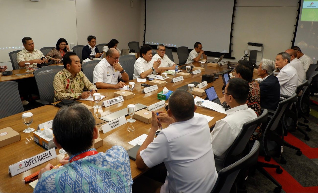 Satuan Kerja Khusus Pelaksana Kegiatan Usaha Hulu Minyak dan Gas Bumi (SKK Migas) mengadakan pertemuan strategis dengan Pemerintah Provinsi (Pemprov) Maluku untuk membahas perkembangan terbaru serta rencana pengembangan proyek LNG Abadi Masela.